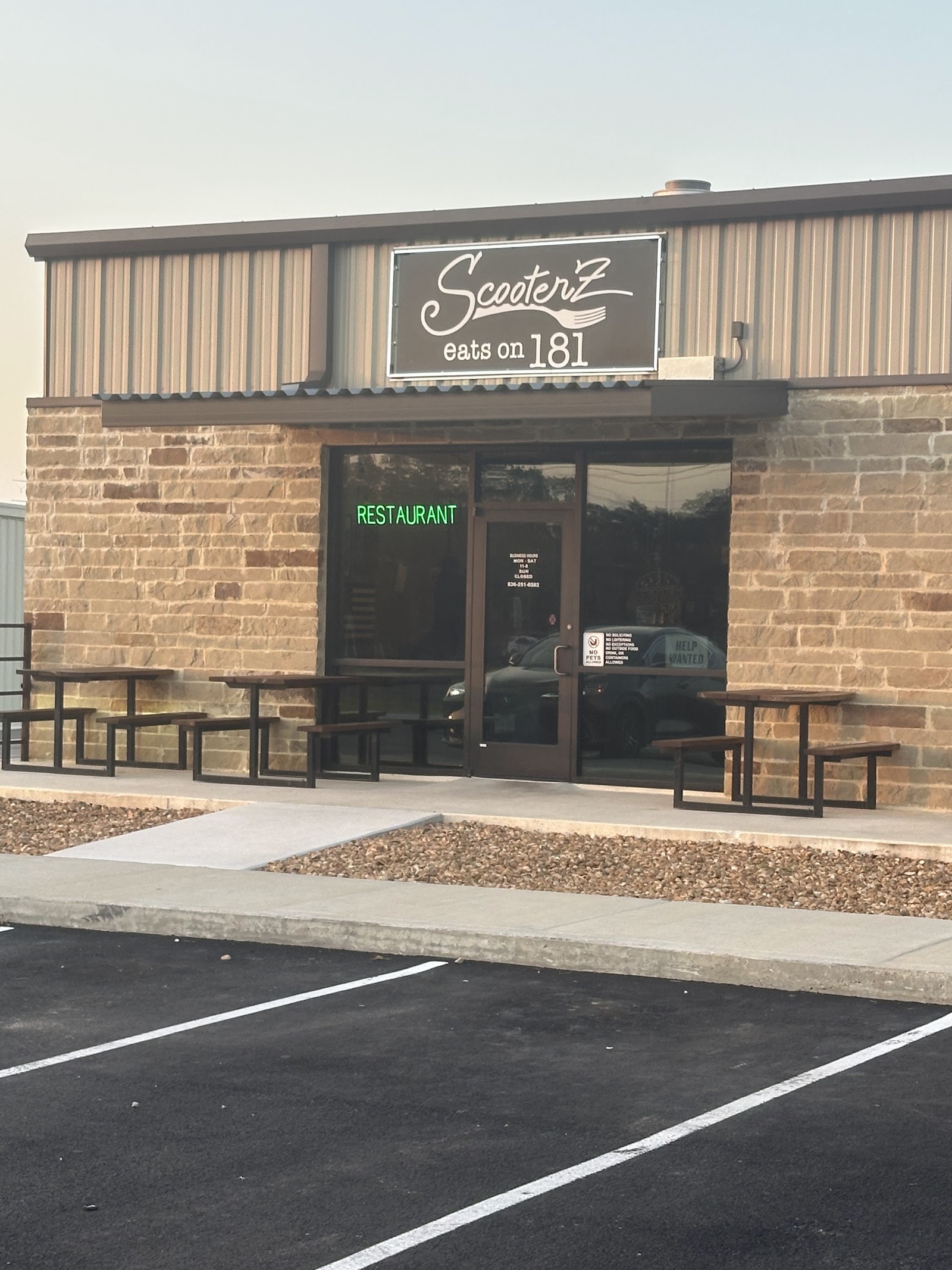 ScooterZ eats on 181 storefront on US-181 in Floresville, TX